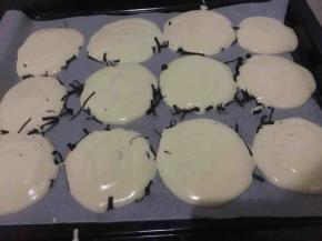 裱花袋剪小口，依次呈螺旋形挤在海苔上后，轻震烤盘使其厚薄一致，然后将烤盘送入预热好的烤箱，150度25分钟烤至表面金黄即可；