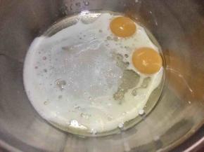 盆中磕入分离好的蛋黄、玉米油、盐、牛奶；