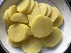 切成薄片，装入盘中；