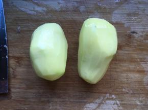 土豆去皮洗净；