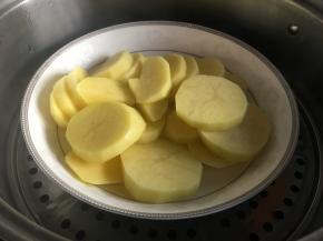 蒸锅水开，放入蒸锅内，开始蒸土豆；