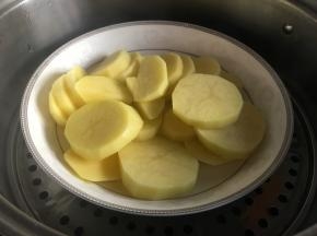 蒸锅水开，放入蒸锅内，开始蒸土豆；