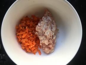 蒸制土豆期间，将肉剁成肉丁，胡萝卜切细丁；