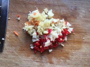 生姜、大蒜、辣椒切碎；