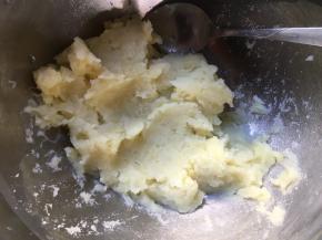 取出，用勺子将土豆压成泥；