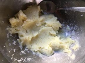 取出，用勺子将土豆压成泥；