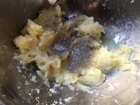 放入胡椒粉、盐搅拌均匀；