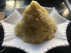 用勺子将土豆泥堆成山形；（形状可任由发挥）