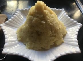用勺子将土豆泥堆成山形；（形状可任由发挥）