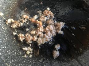 锅内热油，放入肉末翻炒变色；