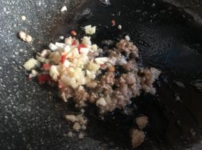 倒入生姜大蒜，爆香即可；