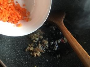 再倒入胡萝卜丁，翻炒变软；
