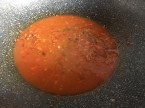再次搅匀淀粉水，倒入锅中，快速翻拌均匀；