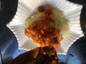 汤汁稍微浓稠即可，再将汁从土豆泥上淋下；