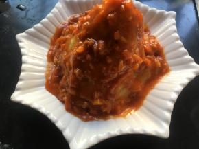 倒完后，用筷子或叉子往土豆泥戳洞、画线条，形成火山的沟壑；