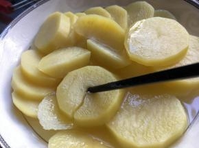 土豆大概蒸15分钟即可，状态如图；