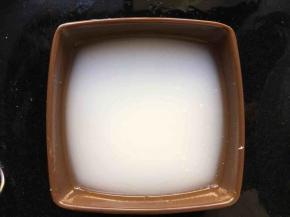 碗中少许淀粉和清水，搅拌均匀备用；