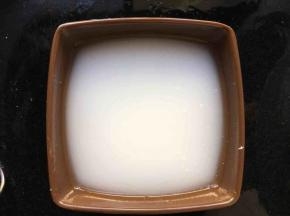 碗中少许淀粉和清水，搅拌均匀备用；