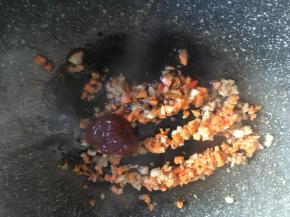 勺入韩式辣酱，翻拌均匀；