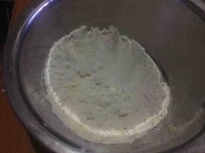 将面粉、糖倒入盆中，混合均匀；