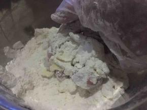 带上手套，用手捏、搓、捻、揉，使面粉和黄油充分融合在一起；