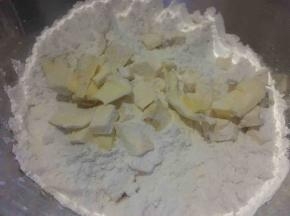 将黄油切小块倒入盆中；