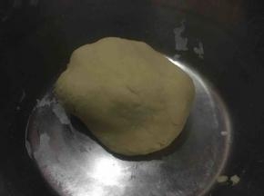 揉成面团；