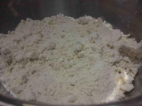 黄油和面粉形成细小颗粒状；