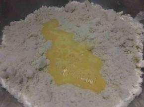 鸡蛋打散搅匀，称量好所需倒入盆中；