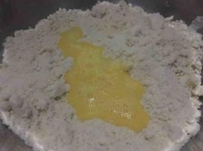 鸡蛋打散搅匀，称量好所需倒入盆中；