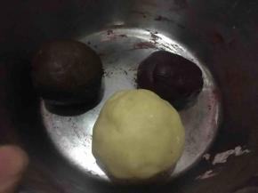 各自揉成均匀面团；