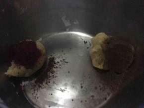 75克面团放入可可粉、50克面团放入红曲粉；