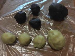 再将面团分成小剂子，原味面团一分为二，取其中一面团均分成3份；红曲粉面团一分为三即可；