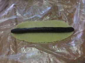 再将一分为三的2个面团，原味擀成薄片，红曲粉滚圆，长度相同，并分别对应放置；
