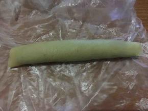 包裹好、滚圆后放入冰箱冷冻；