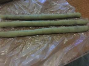 分别滚圆放入冰箱；冷冻大约30分钟；