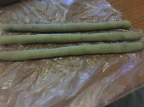 分别滚圆放入冰箱；冷冻大约30分钟；