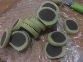 160度预热烤箱，再取出面团，将可可粉面团切成面片；