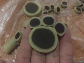 一个大面片三个小面片搭配，贴紧整形摆放入烤盘；