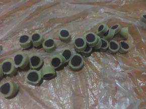 将红曲粉面团也切成同样厚度的面片；