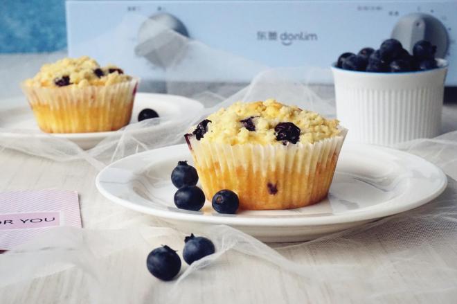 金酥粒蓝莓爆浆蛋糕