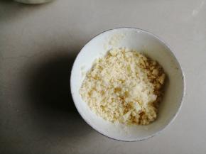 先做酥粒，把酥粒的3种食材低筋面粉20克，黄油10克，细砂糖8克（配方外）用手搓成粗粒状备用