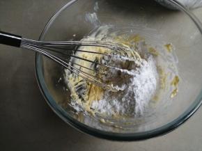 把50克黄油切成小块，在室温下软化。用手动打蛋器把黄油搅拌几下，把糖粉和盐倒入