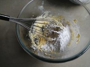 把50克黄油切成小块，在室温下软化。用手动打蛋器把黄油搅拌几下，把糖粉和盐倒入