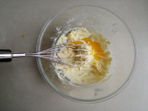 继续搅拌至黄油颜色变浅，体积变大。把鸡蛋液（室温）分多次倒入，待每一次搅拌吸收好之后，再加入下一次的蛋液