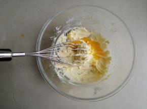 继续搅拌至黄油颜色变浅，体积变大。把鸡蛋液（室温）分多次倒入，待每一次搅拌吸收好之后，再加入下一次的蛋液