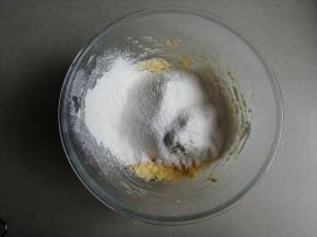 倒入已经提前混合过筛的面粉和泡打粉