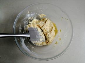 用刮刀拌至无干粉状态即可，不要过度翻拌