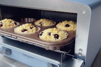 放入已经提前预热到185度的东菱3706日系小烤箱里，烘烤25分钟左右（实际烘烤温度要根据自家烤箱脾气而定）