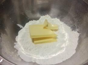 准备好食材。黄油室温软化，低筋面粉过筛、糖放至盆中，混合均匀；